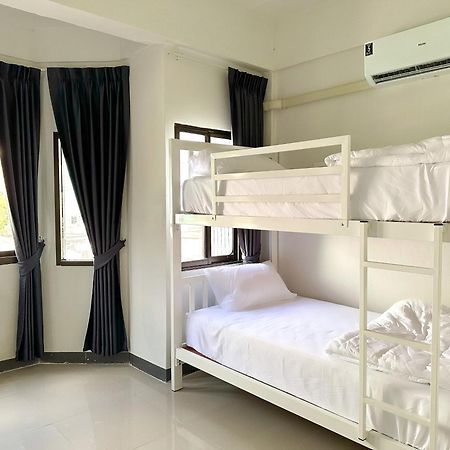 Montana Hotel & Hostel Phuket Karon Екстер'єр фото
