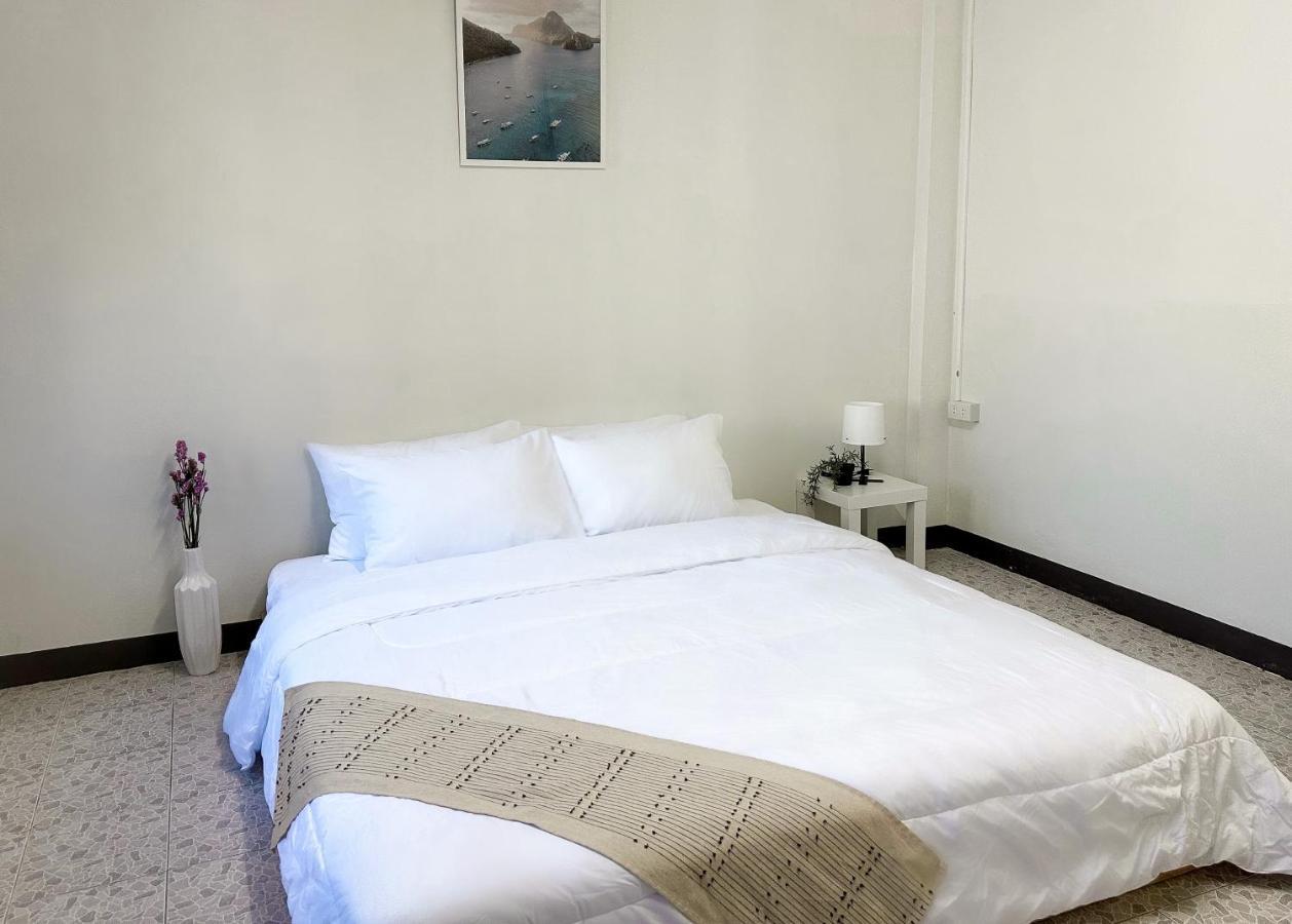 Montana Hotel & Hostel Phuket Karon Екстер'єр фото