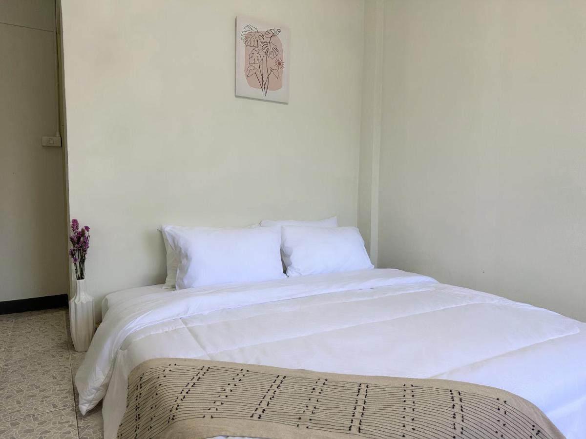 Montana Hotel & Hostel Phuket Karon Екстер'єр фото