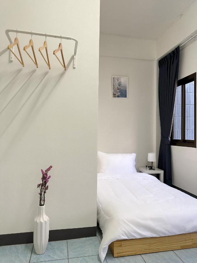 Montana Hotel & Hostel Phuket Karon Екстер'єр фото