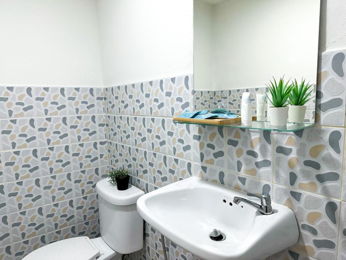 Montana Hotel & Hostel Phuket Karon Екстер'єр фото