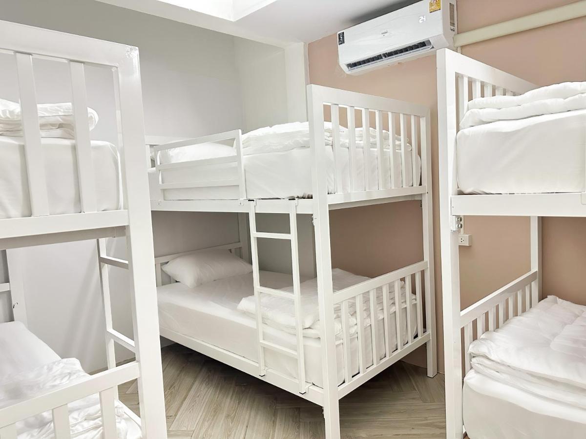 Montana Hotel & Hostel Phuket Karon Екстер'єр фото