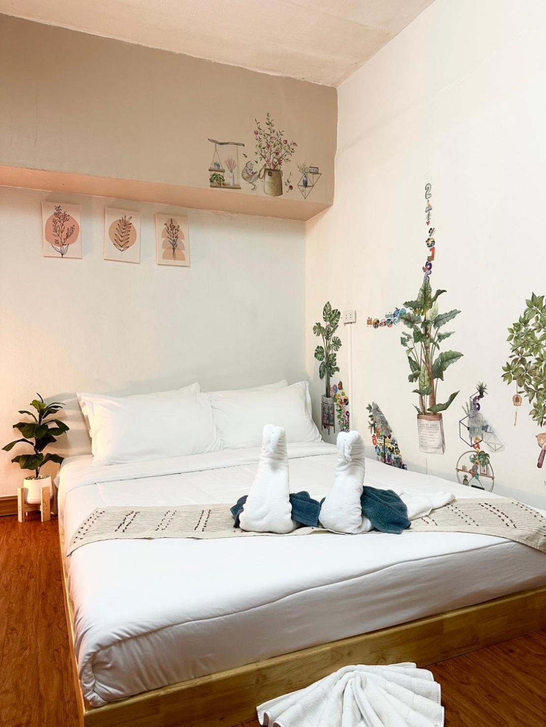 Montana Hotel & Hostel Phuket Karon Екстер'єр фото