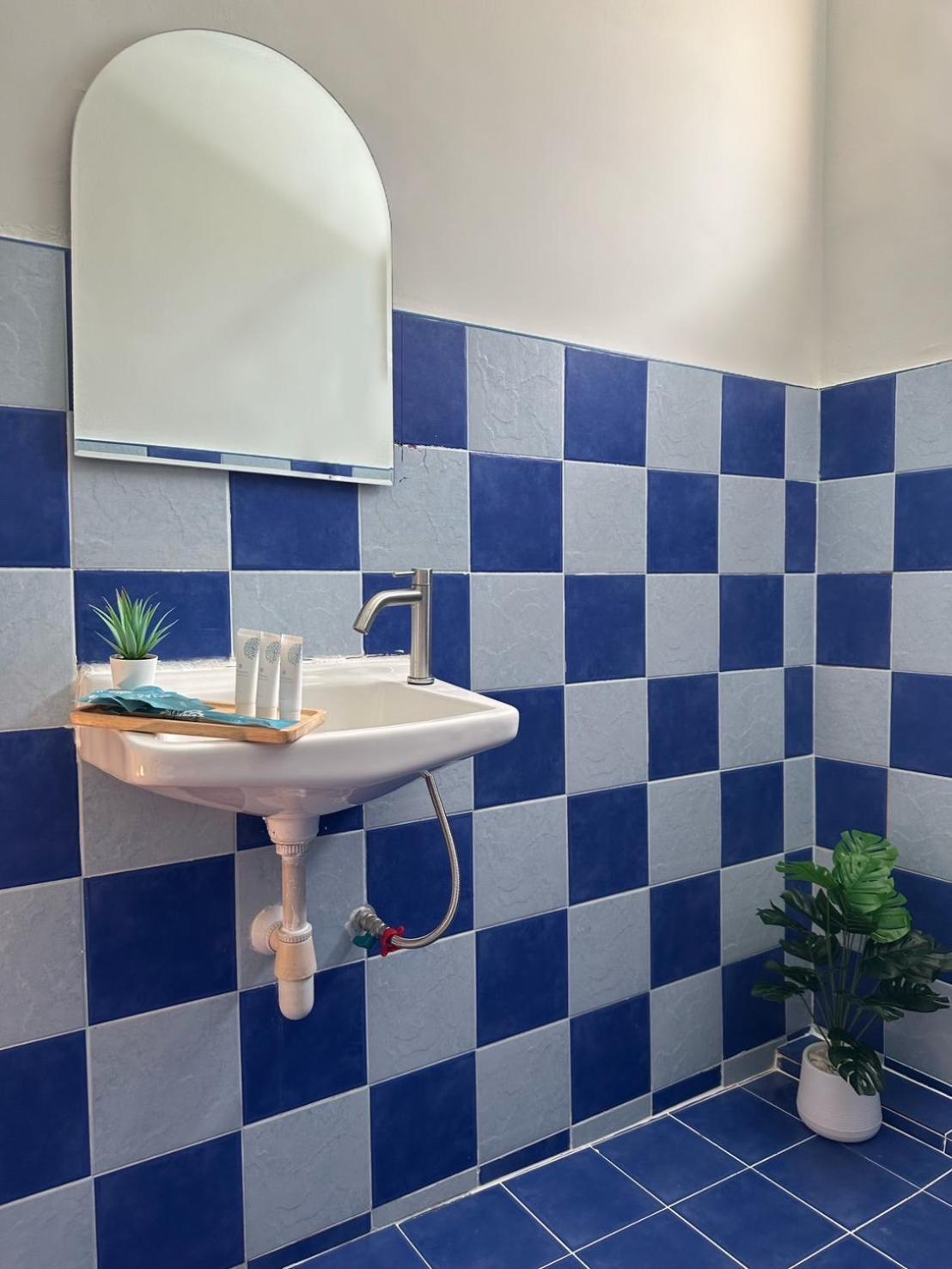 Montana Hotel & Hostel Phuket Karon Екстер'єр фото