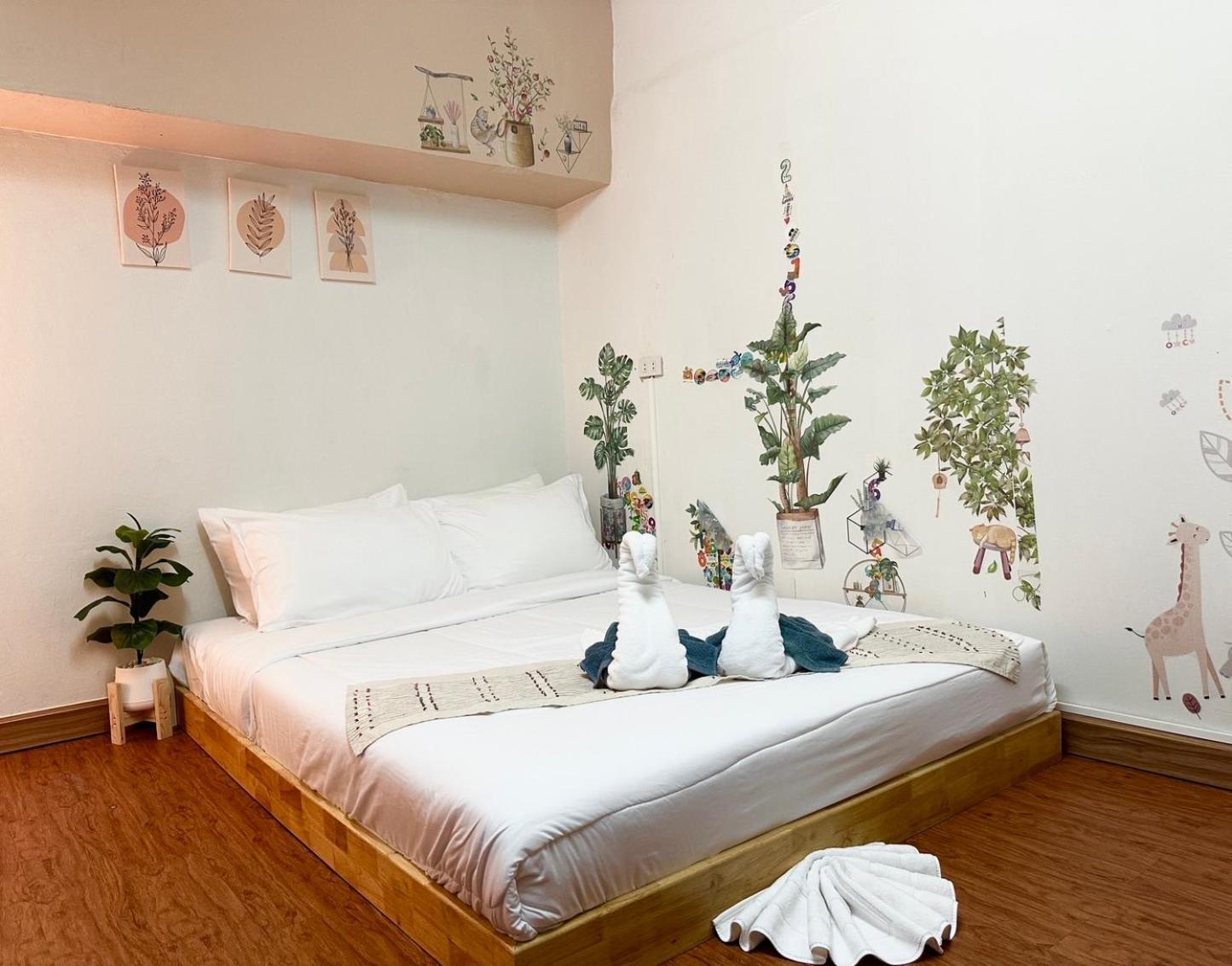 Montana Hotel & Hostel Phuket Karon Екстер'єр фото