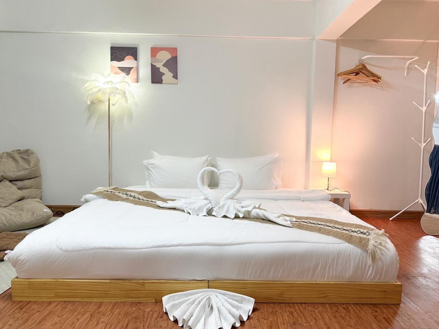 Montana Hotel & Hostel Phuket Karon Екстер'єр фото