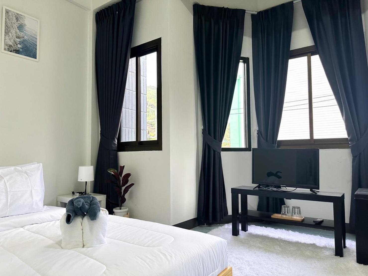 Montana Hotel & Hostel Phuket Karon Екстер'єр фото