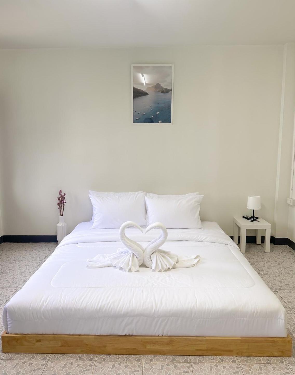 Montana Hotel & Hostel Phuket Karon Екстер'єр фото