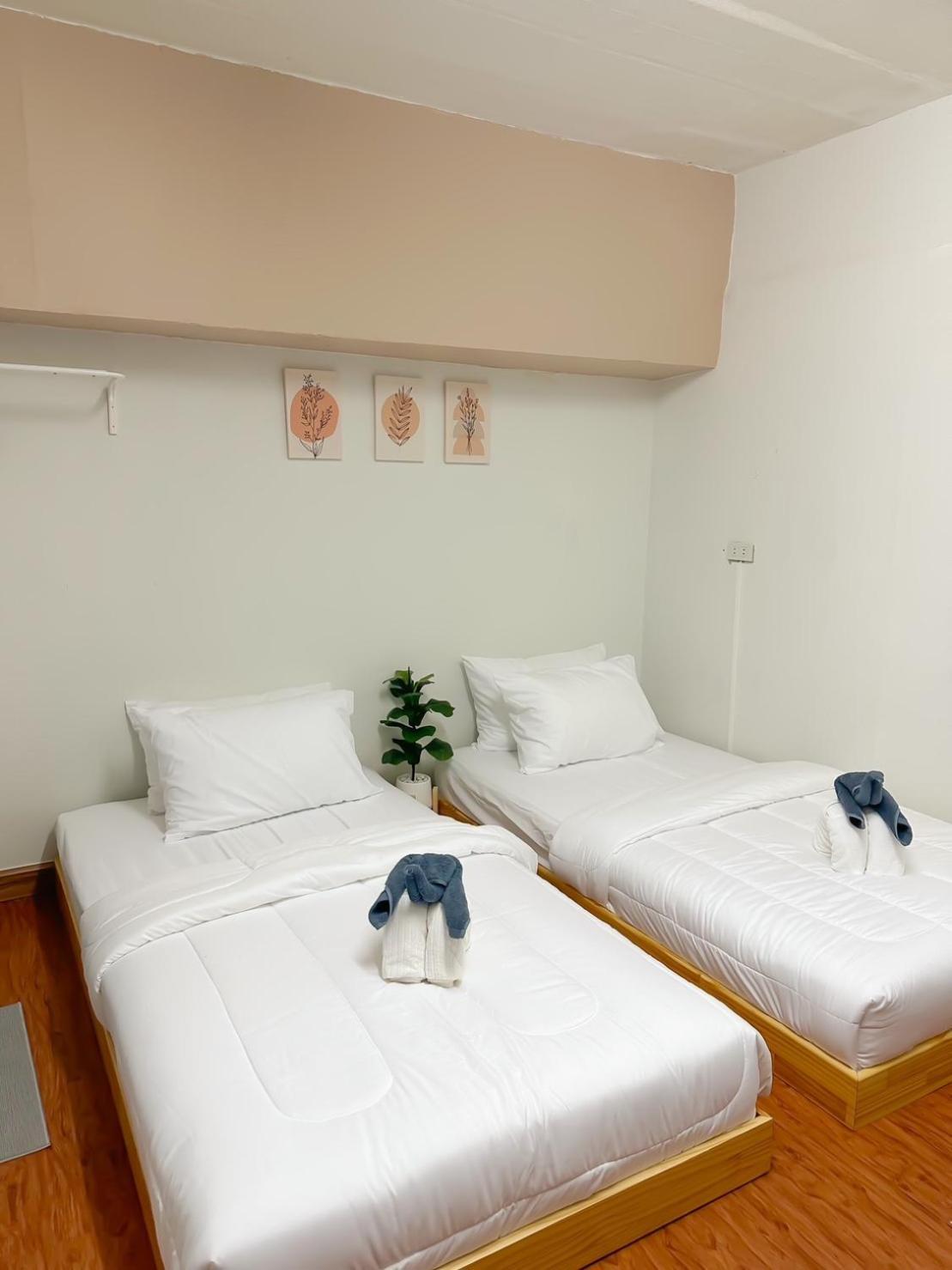 Montana Hotel & Hostel Phuket Karon Екстер'єр фото