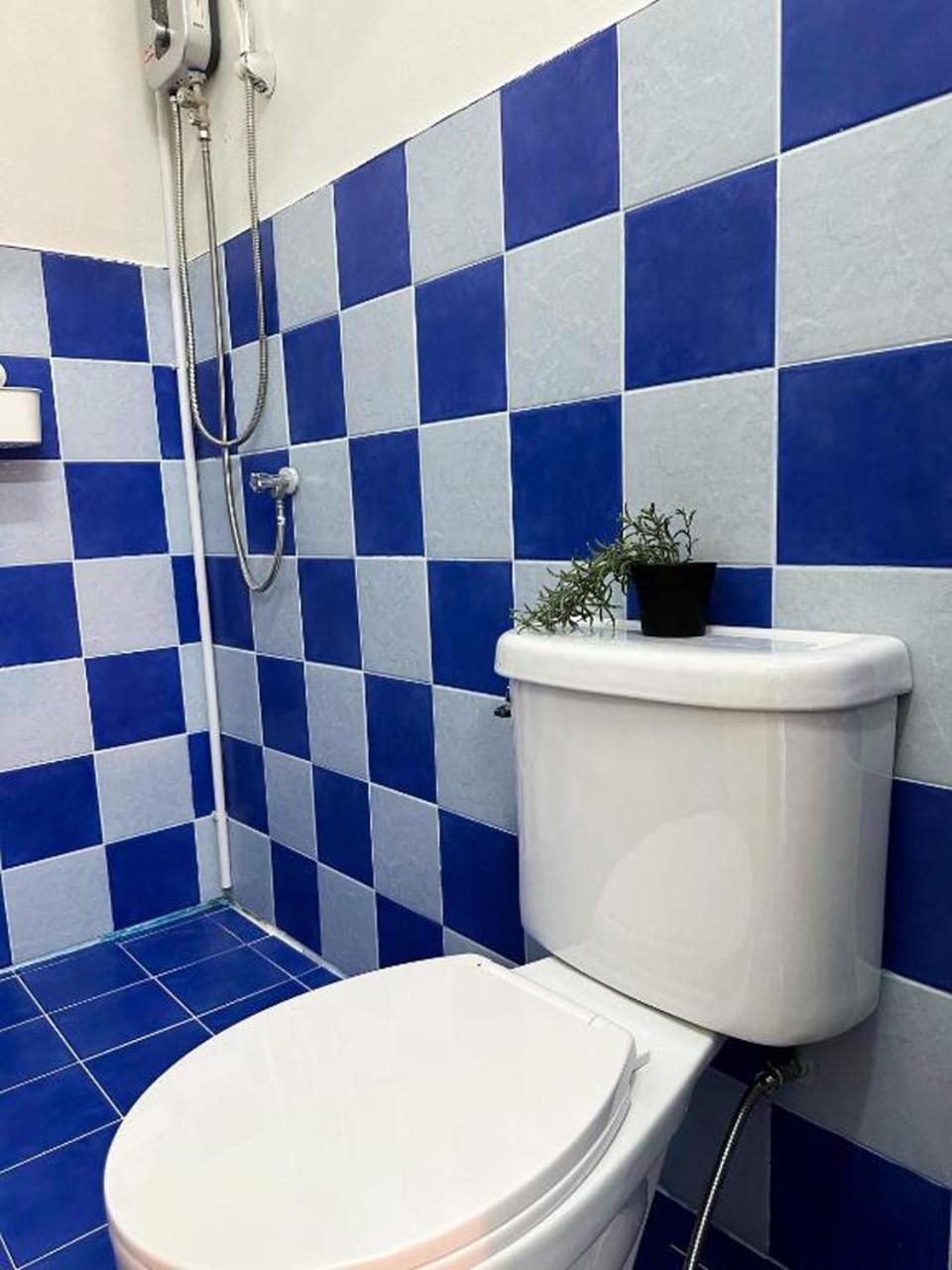 Montana Hotel & Hostel Phuket Karon Екстер'єр фото