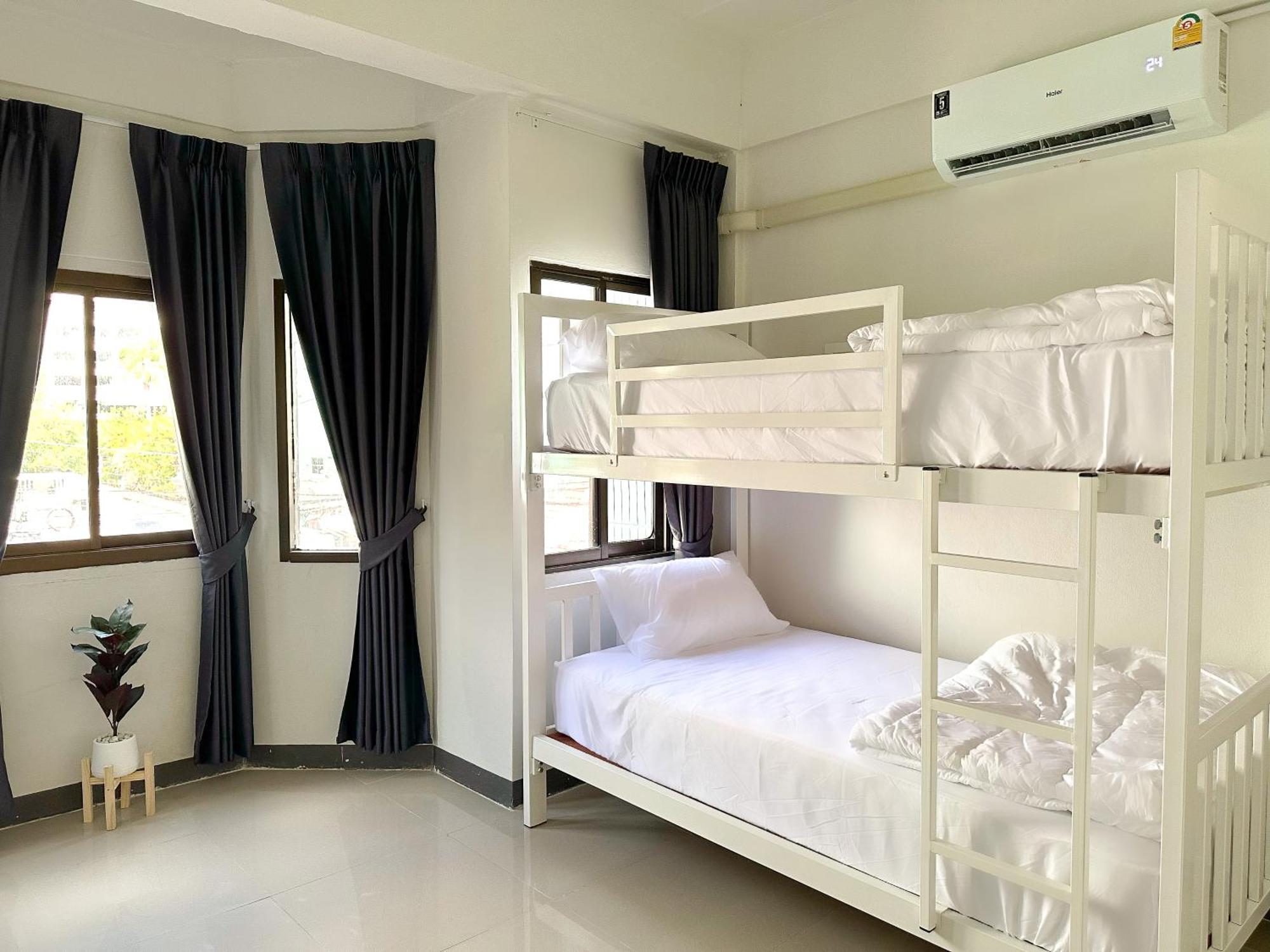 Montana Hotel & Hostel Phuket Karon Екстер'єр фото