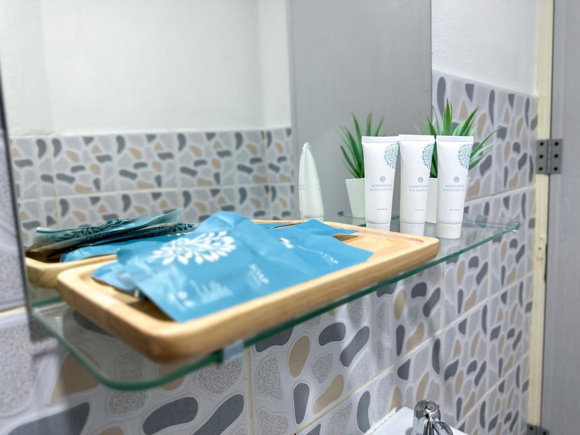 Montana Hotel & Hostel Phuket Karon Екстер'єр фото